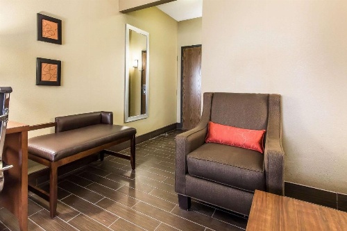 Comfort Suites Effingham image 22
