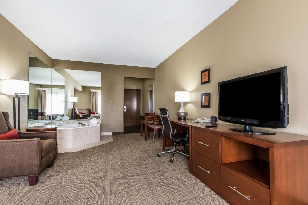 Comfort Suites Effingham Image 35
